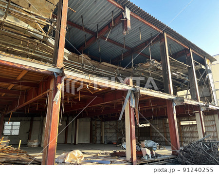 解体される老朽化した建物 解体される老朽化した建物 91240255