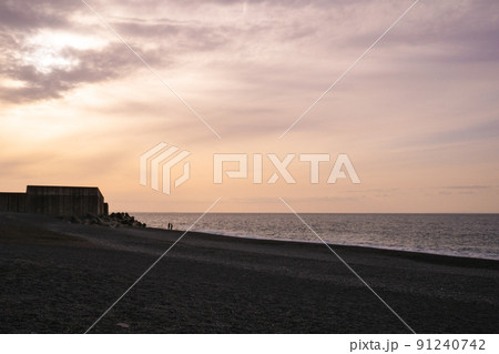新潟県の親不知海水浴場の夕暮れ時 新潟県の親不知海水浴場の夕暮れ時 91240742