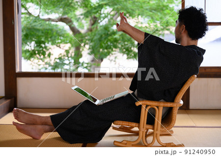 田舎でワーケーションなどをする人 91240950