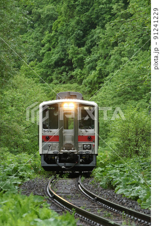 西女満別駅を発車する石北本線普通列車 石北線 キハ54 普通列車 西女満別駅を発車する石北本線普通列車 石北線 キハ54 普通列車 91241229