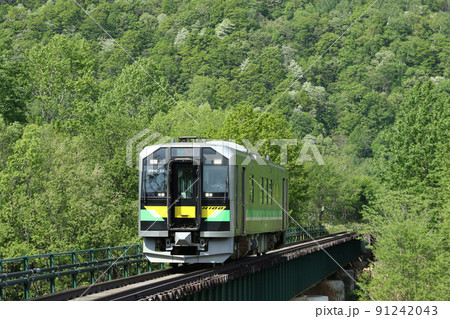 石狩川を渡る石北本線普通列車列車　JR北海道一般形気動車　H100　DECMO 91242043