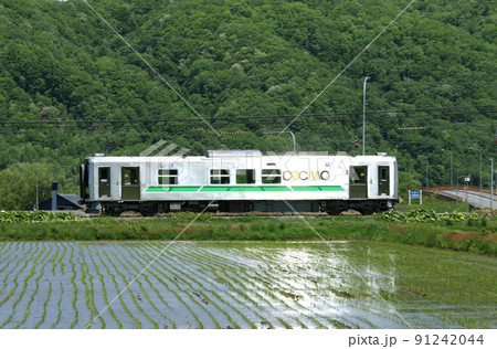ボディを輝かせ初夏の石北本線を駆ける普通列車列車 JR北海道一般形気動車 H100 DECMO ボディを輝かせ初夏の石北本線を駆ける普通列車列車 JR北海道一般形気動車 H100 DECMO 91242044