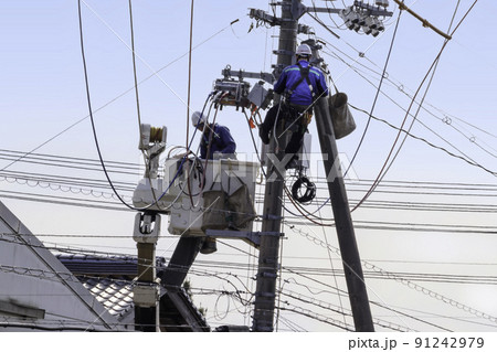 電気工事の高所作業 91242979