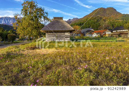 秋の風景_大山と茅葺屋根の小屋 秋の風景_大山と茅葺屋根の小屋 91242989