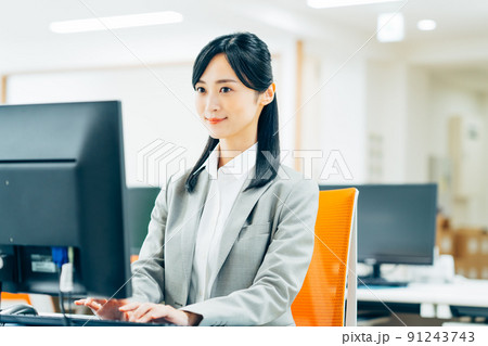 オフィスで働くビジネスウーマン オフィスで働くビジネスウーマン 91243743