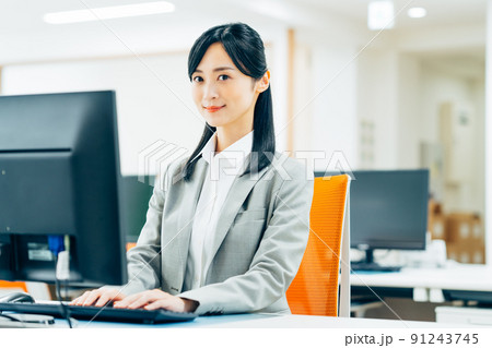 オフィスで働くビジネスウーマン オフィスで働くビジネスウーマン 91243745