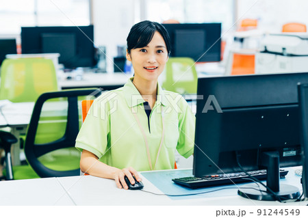 オフィスで介護事務の仕事をする若い女性 91244549