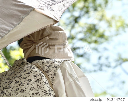 日傘をさす高齢女性と木 日傘をさす高齢女性と木 91244707