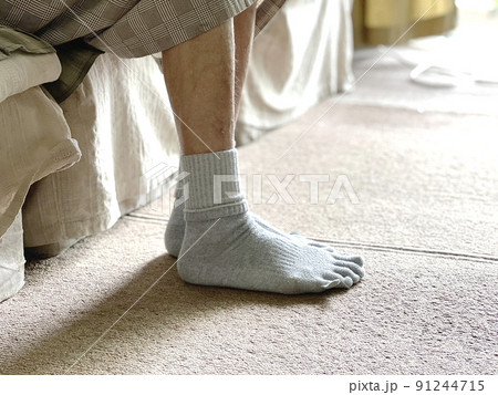 5本指ソックスを履いた女性の足 91244715