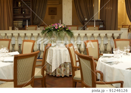 table setting in the restaurant 91246126