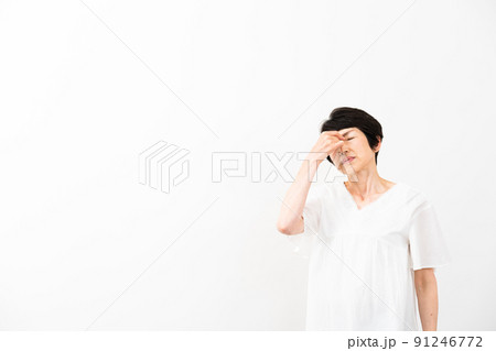 健康イメージ　目頭を押さえるミドル女性 91246772