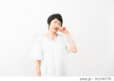 健康イメージ　鼻をすするミドル女性 91246776
