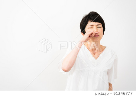 健康イメージ　鼻をすするミドル女性 91246777