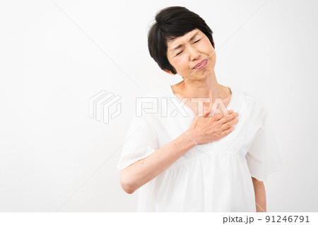 健康イメージ 胸をさするミドル女性 健康イメージ 胸をさするミドル女性 91246791