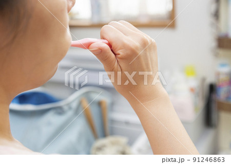 歯磨きをする女性の手元 歯磨きをする女性の手元 91246863