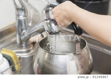 やかんに水を入れる女性の手元 やかんに水を入れる女性の手元 91246867