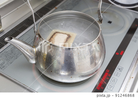 麦茶をやかんで沸かす 麦茶をやかんで沸かす 91246868