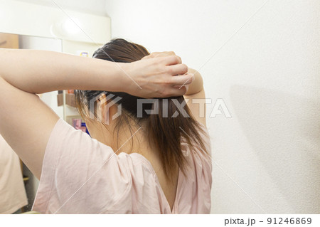 ヘアセットをする女性の後ろ姿 91246869