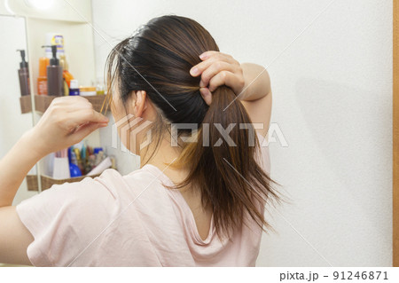 ヘアセットをする女性の後ろ姿 91246871