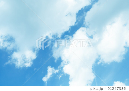 雲が多めのお空 91247386