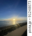 リゾート地の海沿いを散歩 91248073