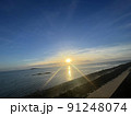 リゾート地の海沿いを散歩 91248074