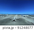 快晴の大空へ羽ばたく飛行機 91248077