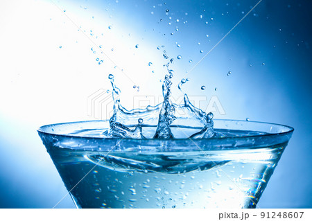splashing water drops splashing water drops 91248607