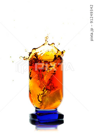 whisky splash isolated 91249342