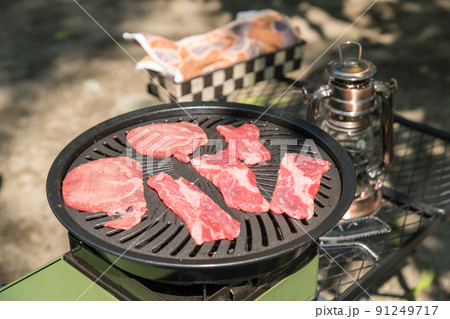 オートキャンプ場でソロキャンプ 焼き肉プレートで牛肉を焼く