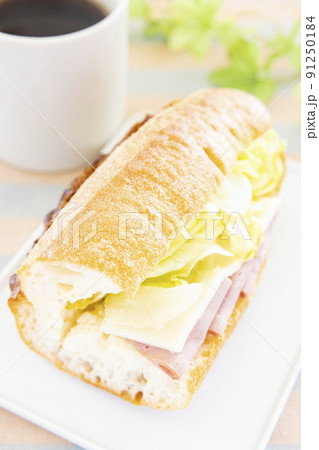 美味しいフランスパンのパリジャンサンドイッチとコーヒー 美味しいフランスパンのパリジャンサンドイッチとコーヒー 91250184