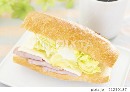 美味しいフランスパンのパリジャンサンドイッチとコーヒー 91250187