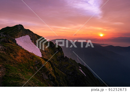 (群馬県)谷川岳山頂展望・御来光と山並みの絶景 (群馬県)谷川岳山頂展望・御来光と山並みの絶景 91252673