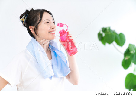 水分補給をする若い女性 91252836