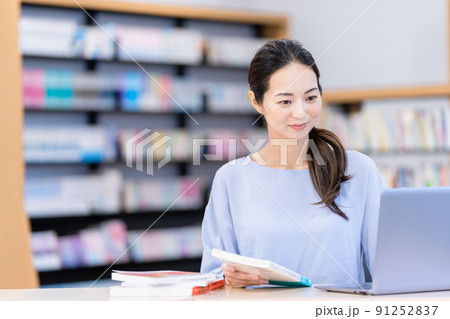 本を貸し出す図書館司書 撮影協力:中央工学校附属日本語学校 本を貸し出す図書館司書 撮影協力:中央工学校附属日本語学校 91252837