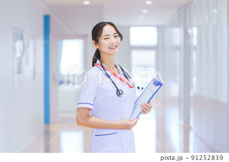 廊下の若い医療従事者　撮影協力：中央工学校附属日本語学校 91252839