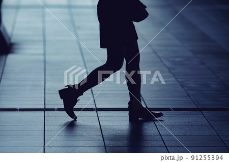 歩く人のシルエット 歩く人のシルエット 91255394