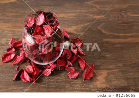 木材背景のガラス瓶にいれたポプリ 91256668