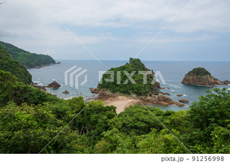 綺麗な青い海の水平線と岩 綺麗な青い海の水平線と岩 91256998
