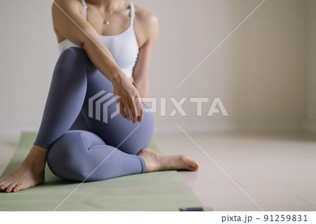 ストレッチ・ヨガをする女性イメージ  ストレッチ・ヨガをする女性イメージ  91259831