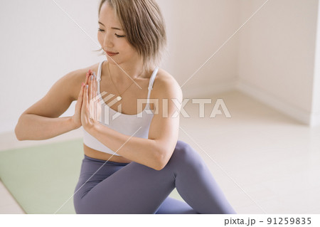 ストレッチ・ヨガをする女性イメージ　 91259835