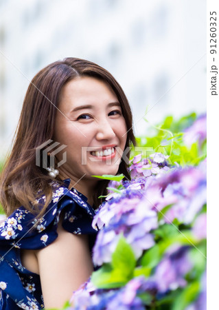 紫陽花と若い女性 91260325