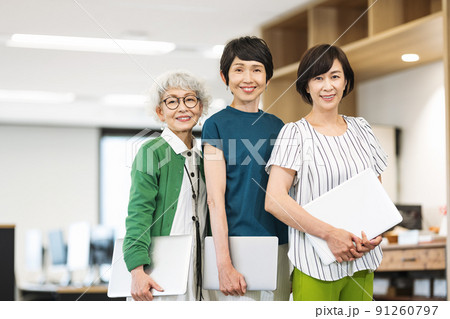 ミドル・シニアの女性ポートレート ミドル・シニアの女性ポートレート 91260797