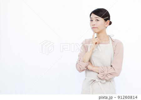 真剣に悩んでいる30代の主婦 91260814