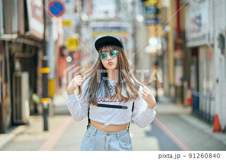 カメラ目線で立つZ世代の女性 カメラ目線で立つZ世代の女性 91260840