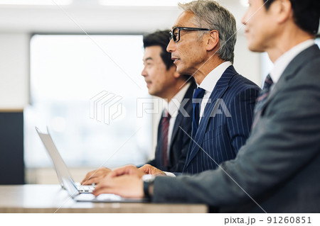 打合せをするミドルのビジネスマン 91260851