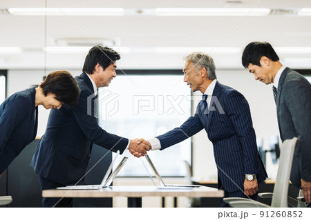 握手を交わすビジネスパーソン 握手を交わすビジネスパーソン 91260852