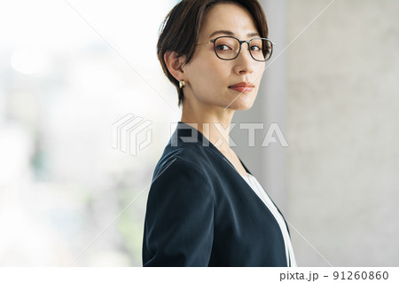眼鏡をかけたキャリアウーマン 91260860