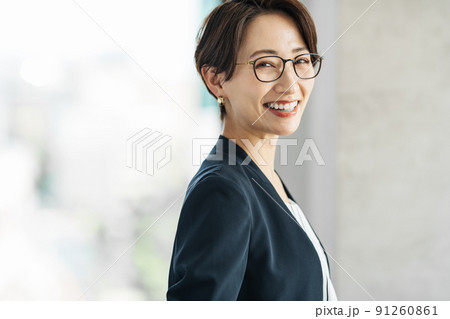 眼鏡をかけたキャリアウーマン 91260861