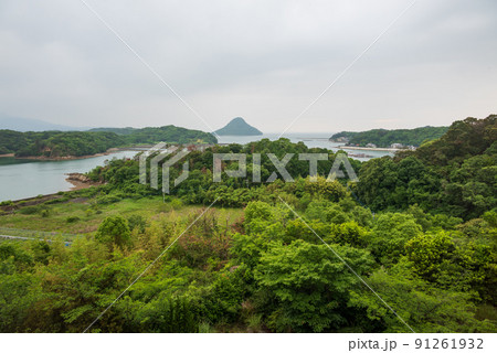 海と大空に浮かぶ天草富士 91261932